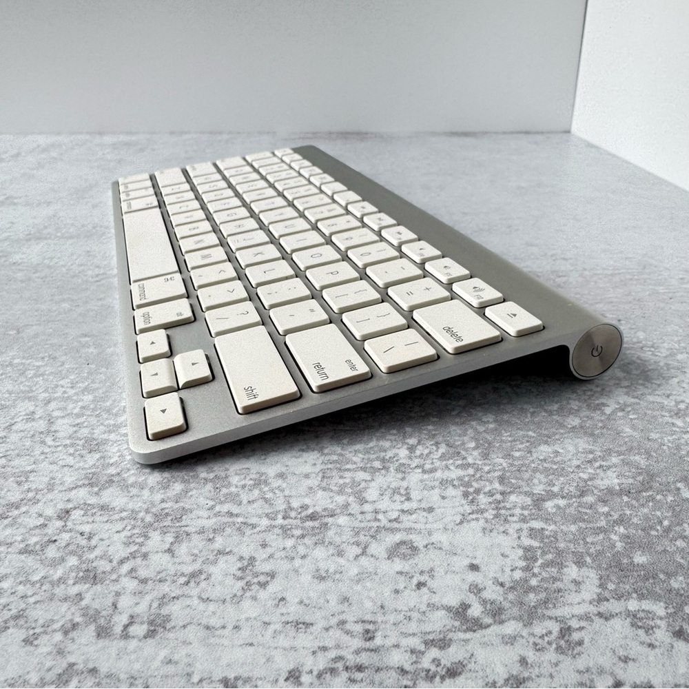 Apple Wireless Keyboard - Picture 2 of 3